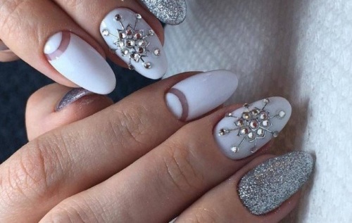 Gel de manucure avec strass. Tendances de la mode, photos avec bouillons, paillettes, frottements, français, le plus beau design