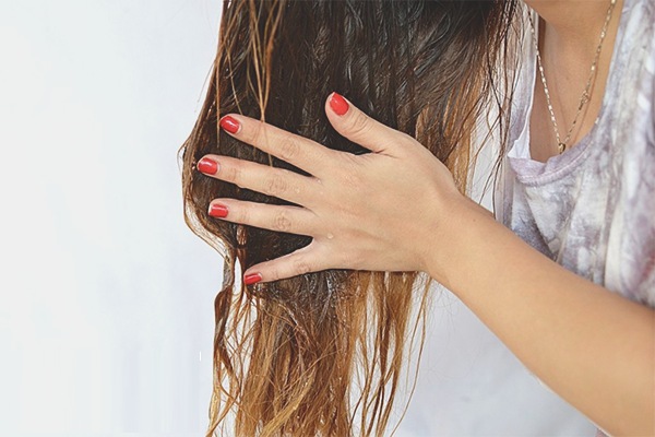 Masques capillaires à l'huile de bardane. Recettes, règles d'utilisation contre la chute des cheveux et pour la croissance