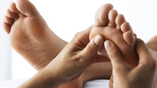 Technique de massage des pieds: règles et leçons vidéo.Apprendre en images avec des explications: thaï, chinois, spot