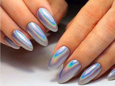 Ongles en forme d'amande. Tendances de la mode dans le design 2020, photo: pâle, français, nu, ombre, avec des étincelles, des strass, des frottements