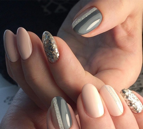 Ongles en forme d'amande. Tendances de la mode dans le design 2020, photo: pâle, français, nu, ombre, avec des étincelles, des strass, des frottements