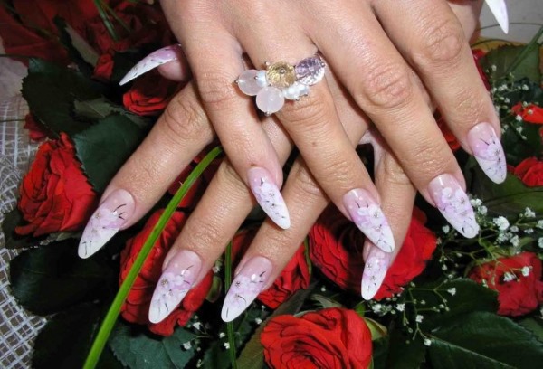 Ongles en forme d'amande. Tendances de la mode dans le design 2020, photo: pâle, français, nu, ombre, avec des étincelles, des strass, des frottements