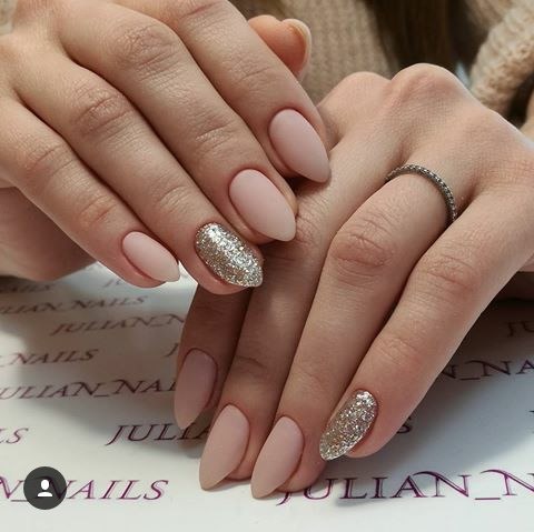 Ongles en forme d'amande. Tendances de la mode dans le design 2020, photo: pâle, français, nu, ombre, avec des étincelles, des strass, des frottements