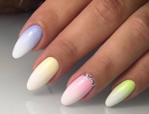 Ongles en forme d'amande. Tendances de la mode dans le design 2020, photo: pâle, français, nu, ombre, avec des étincelles, des strass, des frottements