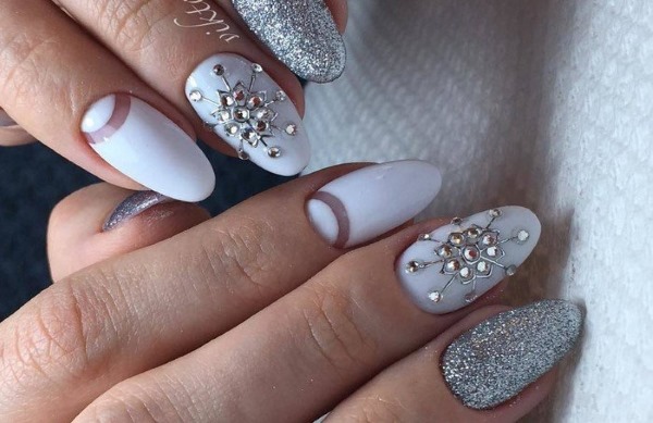 Ongles en forme d'amande. Tendances de la mode dans le design 2020, photo: pâle, français, nu, ombre, avec des étincelles, des strass, des frottements