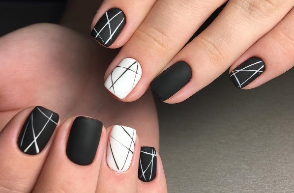 Ongles noirs et blancs - design français, ombre, dégradé, avec strass, bouillons, argent, or. Nouveautés de la manucure. Une photo