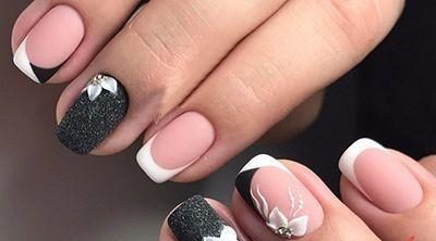 Ongles noirs et blancs - design français, ombre, dégradé, avec strass, bouillons, argent, or. Nouveautés de la manucure. Une photo