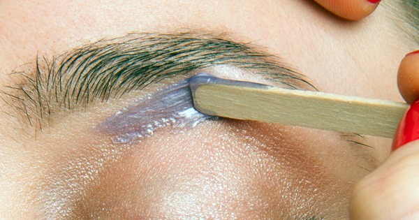 Mise en forme des sourcils, tutoriels vidéo pour débutants: henné, peinture, crayon, ombres, fil, cire. Photo étape par étape