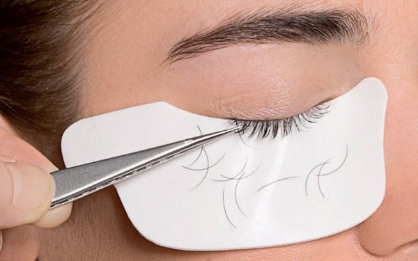 Maquillage permanent avec ombrage: couleur naturelle des paupières, sourcils, flèches, espace entre les cils, beau contour. Instructions étape par étape avec photos