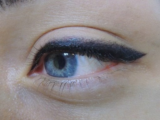 Maquillage permanent avec ombrage: couleur naturelle des paupières, sourcils, flèches, espace entre les cils, beau contour. Instructions étape par étape avec photos