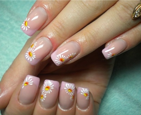 Fleurs sur les ongles avec du vernis gel - idées de manucure et de nouveaux designs: veste de service, volumineuse, délicate, transparente, belles fleurs. Une photo