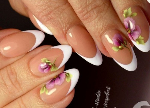 Fleurs sur les ongles avec du vernis gel - idées de manucure et de nouveaux designs: veste de service, volumineuse, délicate, transparente, belles fleurs. Une photo