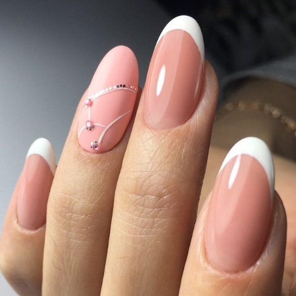 Manucure française avec vernis gel. Photo avec motif 2020, tendances de la mode. Comment faire des ongles courts et longs