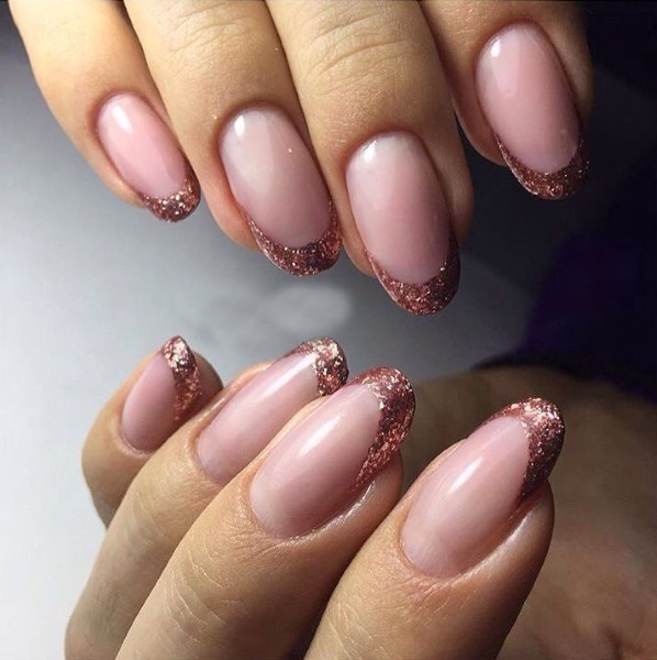 Manucure française avec vernis gel. Photo avec motif 2020, tendances de la mode. Comment faire des ongles courts et longs