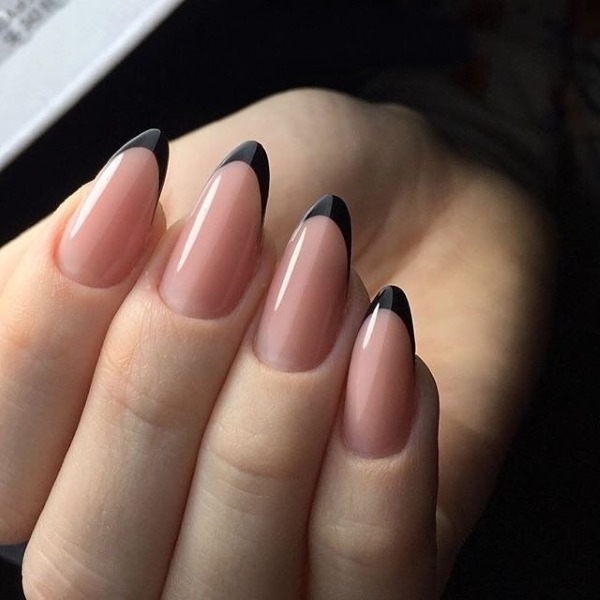 Manucure française avec vernis gel. Photo avec motif 2020, tendances de la mode. Comment faire des ongles courts et longs