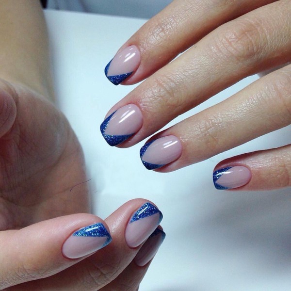 Veste bleue sur les ongles. Photos d'une nouvelle manucure avec un motif, des strass, des paillettes, des idées de design pour le printemps, l'hiver et l'été