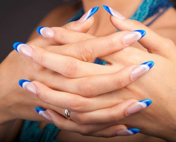 Veste bleue sur les ongles. Photos d'une nouvelle manucure avec un motif, des strass, des paillettes, des idées de design pour le printemps, l'hiver et l'été