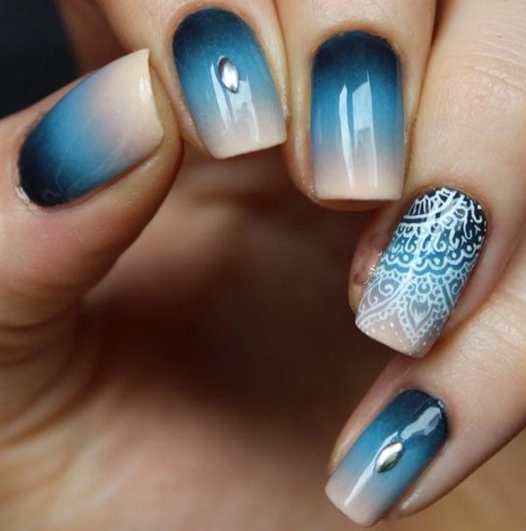 Veste bleue sur les ongles.Photos d'une nouvelle manucure avec un motif, des strass, des paillettes, des idées de design pour le printemps, l'hiver et l'été