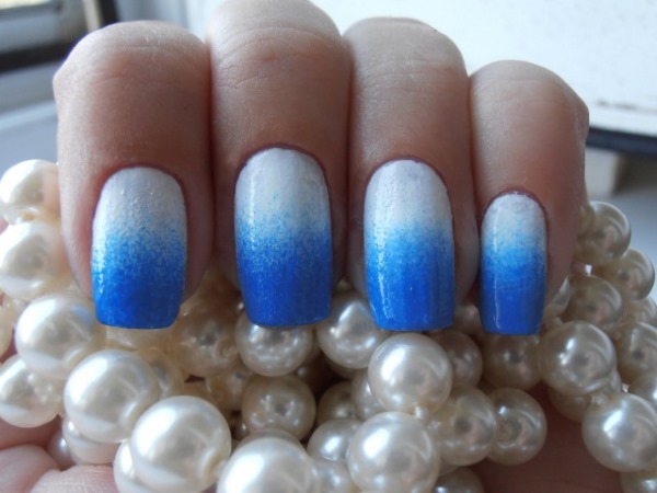 Veste bleue sur les ongles. Photos d'une nouvelle manucure avec un motif, des strass, des paillettes, des idées de design pour le printemps, l'hiver et l'été