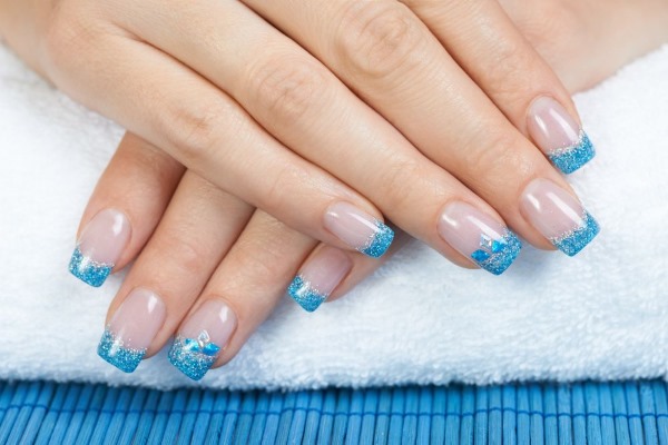 Veste bleue sur les ongles. Photos d'une nouvelle manucure avec un motif, des strass, des paillettes, des idées de design pour le printemps, l'hiver et l'été