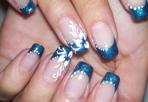 Veste bleue sur les ongles. Photos d'une nouvelle manucure avec un motif, des strass, des paillettes, des idées de design pour le printemps, l'hiver et l'été