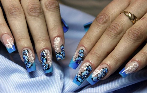 Veste bleue sur les ongles. Photos d'une nouvelle manucure avec un motif, des strass, des paillettes, des idées de design pour le printemps, l'hiver et l'été