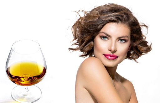 Comment se débarrasser des cheveux gris sans teindre les cheveux avec des remèdes populaires, du brandy. Vraies recettes et mythes