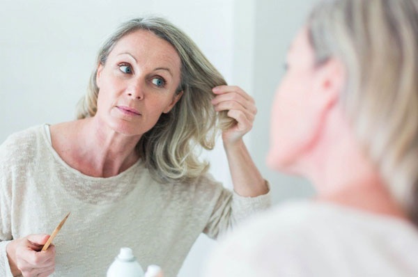 Comment se débarrasser des cheveux gris sans teindre les cheveux avec des remèdes populaires, du brandy. Vraies recettes et mythes