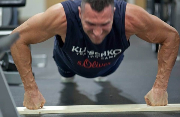 Push-ups du sol: quels muscles se balancent chez les hommes, les femmes. Technique d'exécution, programme pour débutants, types de pompes