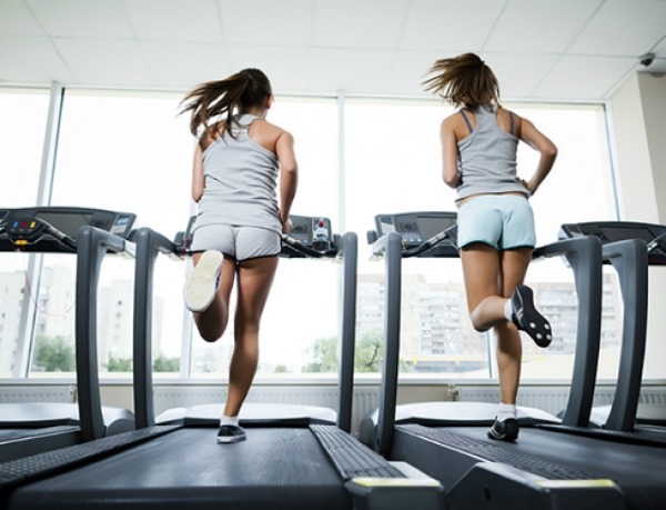 Plan d'entraînement de gym pour les filles. Circuit d'entraînement pour la perte de poids, la combustion des graisses, le pompage musculaire, le cardio