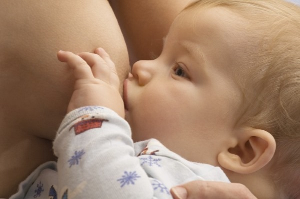 Forme tubulaire des glandes mammaires, des seins. Photo, correction sans chirurgie pour femmes, hommes