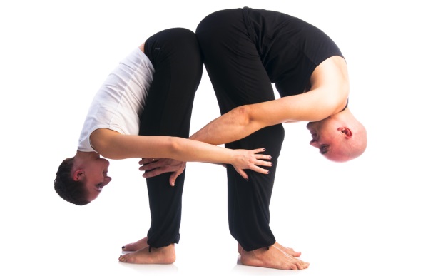 Défi de yoga pour deux, un, trois. Photo pose pour les débutants, les enfants. Vidéo