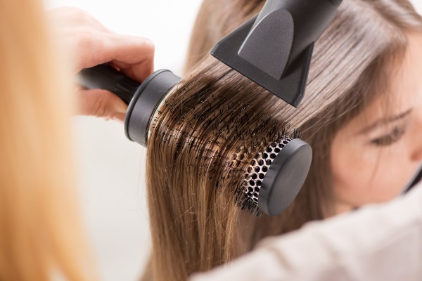 Brashing pour les cheveux, qu'est-ce que c'est. Peigne, sèche-cheveux électrique, brosse à coiffer. Prix, ce qui est mieux