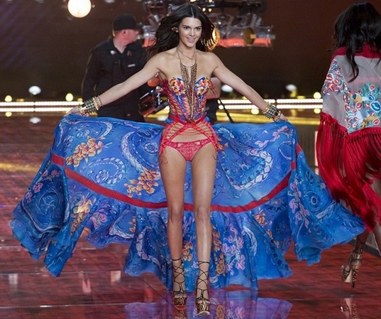 Kendall Jenner. Photos avant et après chirurgie plastique, en pleine croissance. Opération sur les lèvres, les fesses, les paupières, la correction du nez