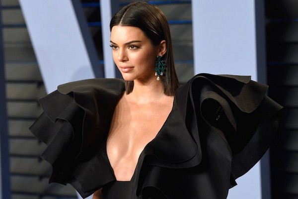 Kendall Jenner. Photos avant et après chirurgie plastique, en pleine croissance. Opération sur les lèvres, les fesses, les paupières, la correction du nez