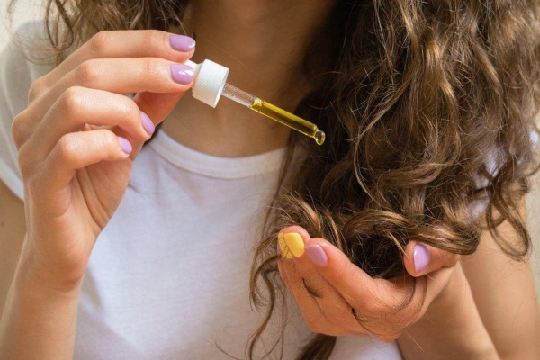 Huile d'arbre à thé pour cheveux contre les pellicules, la chute des cheveux, les poux. Avantages de l'utilisation dans le shampooing