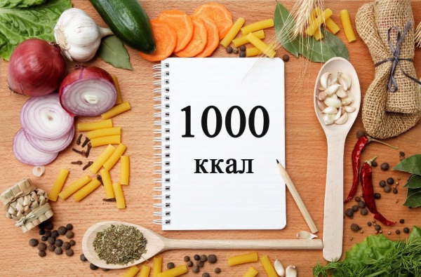 Menu PP pendant une semaine pour perdre du poids. Table avec des recettes à partir d'aliments simples, une alimentation approximative de 1000, 1200, 1500 calories par jour