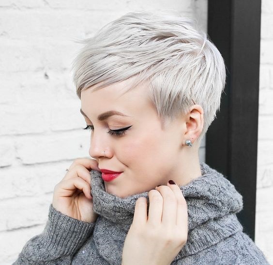 Coupes de cheveux à la mode pour les cheveux courts pour les femmes. Tendances 2020 automne-hiver, nouveautés pour différents âges et types de visages