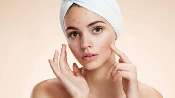 Huile d'olive anti-rides pour le visage. Pour qui il convient, avantages et inconvénients, fonctionnalités de l'application. Recettes pour masques, compresses, crèmes, lotions, gommages