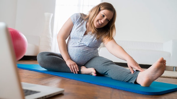 Stretching pour les débutants. Exercices pour différentes parties du corps, équipement de fitness, yoga, musique et humeur