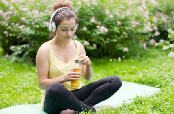 Stretching pour les débutants. Exercices pour différentes parties du corps, équipement de fitness, yoga, musique et humeur