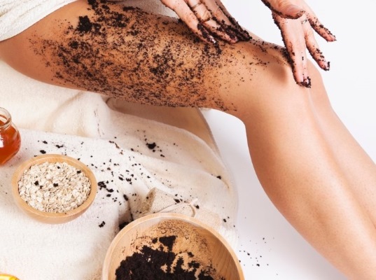 Cellulite sur les jambes et le bas. Comment se débarrasser: exercice, régime, enveloppements, massage, masques, gommages