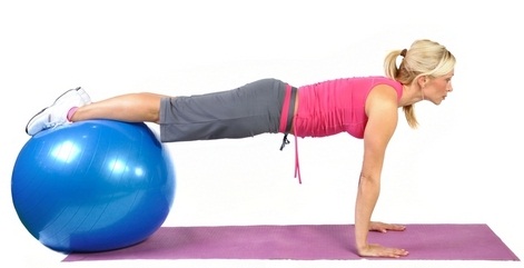 Circuit training pour filles pour tous les groupes musculaires à la maison. Exercices pour brûler les graisses avec kettlebells, balle