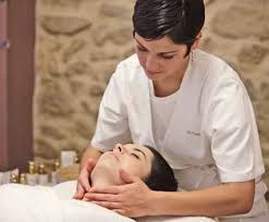 Chiromassage du visage, du corps. Qu'est-ce que c'est, effet, espagnol, chiroplastique, sans contact. Comment faire, contre-indications