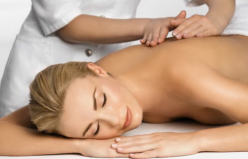 Chiromassage du visage, du corps. Qu'est-ce que c'est, effet, espagnol, chiroplastique, sans contact. Comment faire, contre-indications