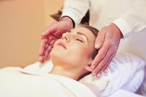 Chiromassage du visage, du corps. Qu'est-ce que c'est, effet, espagnol, chiroplastique, sans contact. Comment faire, contre-indications