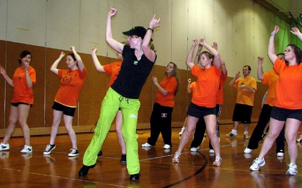 Fitness Zumba. Cours de danse de perte de poids, programme d'aérobic: Strong, Aqua, Step. Vidéo