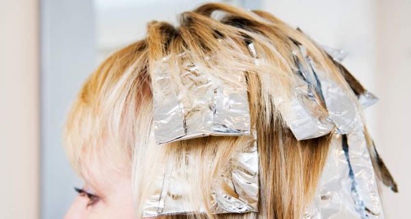 Faits saillants pour les cheveux foncés. Californien, tonique, vénitien, sombre, couleur, technologie américaine