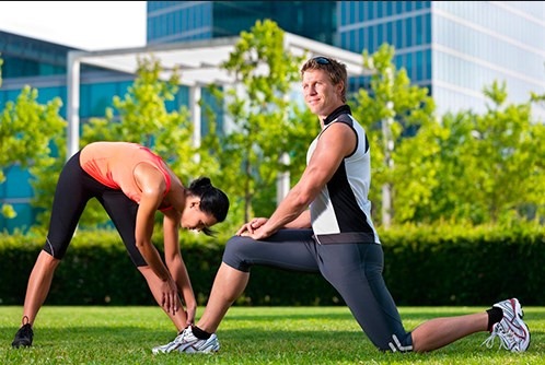 Programme d'exercices avec haltères. Basique sur la poitrine, les épaules, les biceps, le dos, les triceps, la force effective. Le meilleur complexe pour les filles