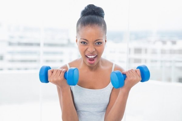 Exercices de la main pour les filles à la maison. Entraînements avec et sans haltères, poids corporel pour les biceps, les triceps. Comment construire du muscle